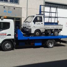 Grúas y Rescates Conil S.L. - Grúa transportando camioneta blanca