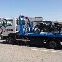 Grúas y Rescates Conil S.L. - Grúa transportando moto