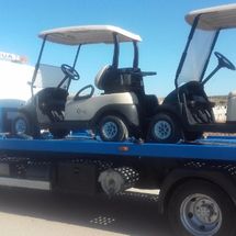 Grúas y Rescates Conil S.L. - Grúa transportando carros de golf